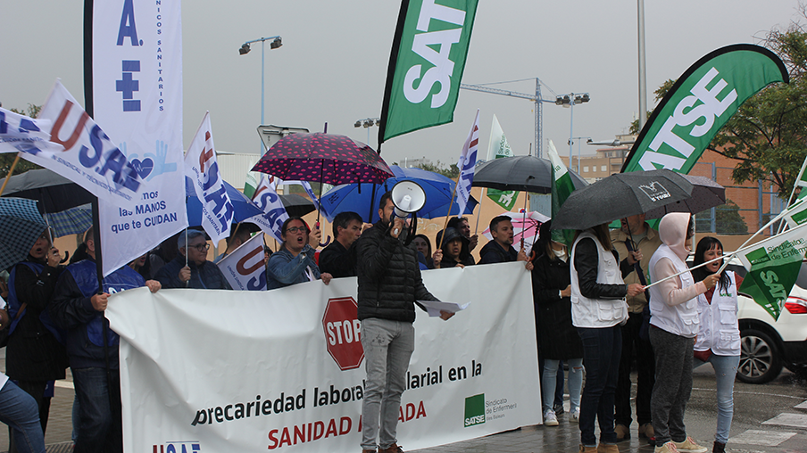 Un instante de la concentración frente a la Juaneda Miramar
